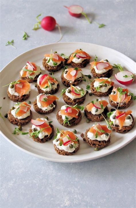 Smoked Salmon & Rye Canapés - Inspired Edibles | Rezept | Fingerfood rezepte, Fingerfood, Rezepte