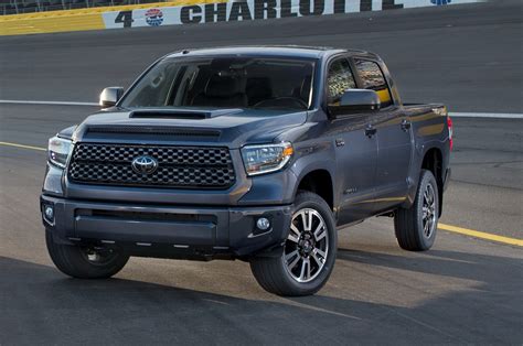 2018 Toyota Tundra TRD Sport front three quarter - Motor Trend en Español