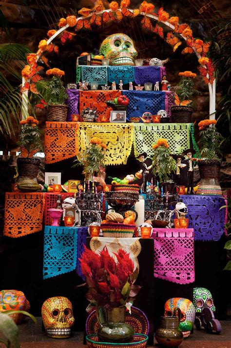 Mexican Day of the Dead altar rendering tribute to a loved one. | Ofrenda de muertos, Decoracion ...