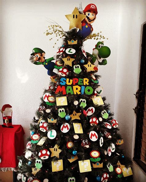 Bello árbol Navideño verde decorado con figuras de Mario Bross y amigos ...