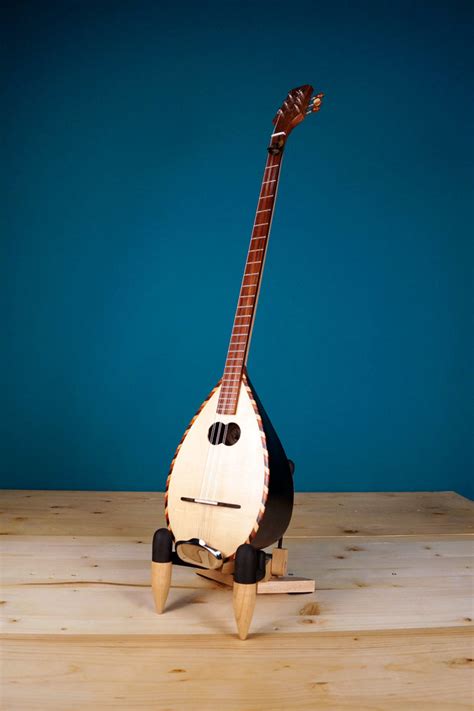 Tzouras – traditional Greek instrument with distinctive and unique soundbox | LUTHIEROS