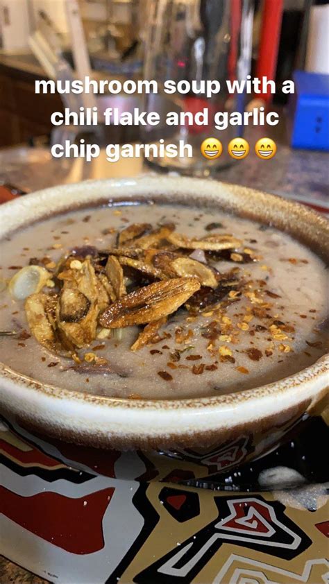 [Homemade] Creamy cremini mushroom soup with a garlic chip a rep pepper ...