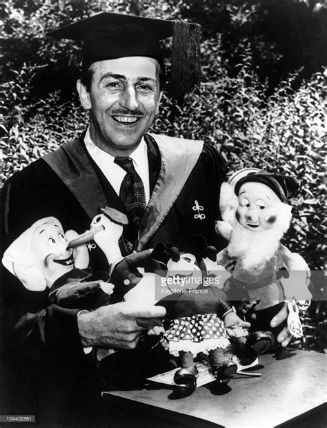 Walt DISNEY posed with his cartoon characters Dodo, Minnie and Sleepy ...