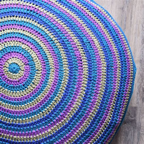 Peacock Tail Mandala pillow: FREE crochet pattern | Crochet rug patterns, Crochet pillows ...