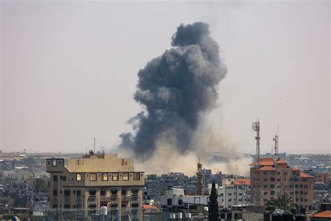 Israeli Jets Pound Gaza as Militant Rockets Aim for Tel Aviv - Bloomberg