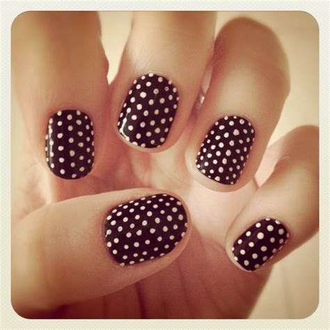 How to Wear a Polka Dots Manicure on your Nails