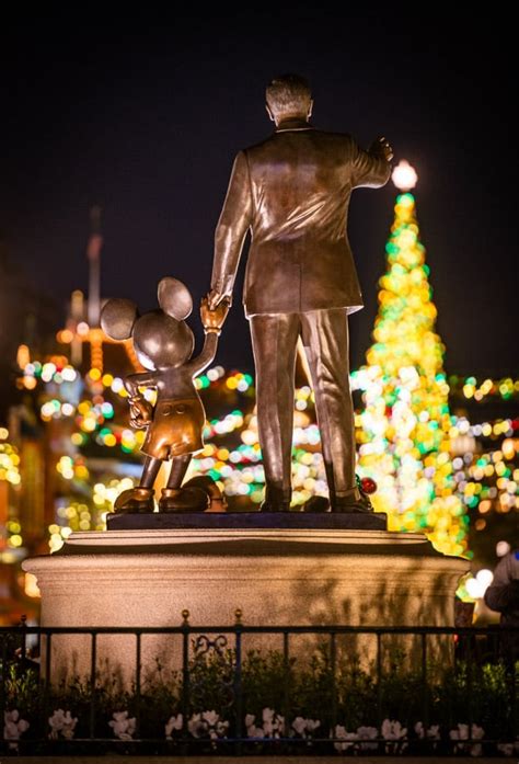 Disneyland Candlelight Processional 2023 Dates & Times, Celebrity Narrator Info & Tips - Disney ...