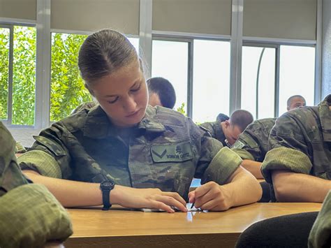 Las fotos del primer día de la dama cadete Borbón en la Academia Militar de Zaragoza - Chic