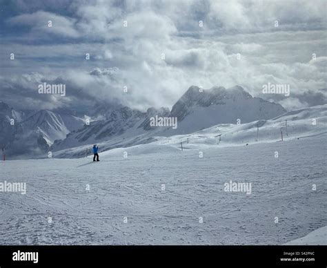 Skiing piste with panoramic view on top of Zugspitze glacier, the highest German mountain Stock ...