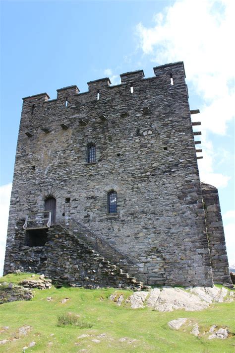 Dolwyddelan Castle in Snowdonia National Park, Wales : castles