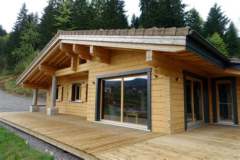 Maison en bois écologique contruite à Gérardmer dans les Vosges en France par Aito Maisons en ...