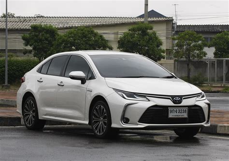 Toyota Corolla Altis 1.8 Hybrid (2019) review