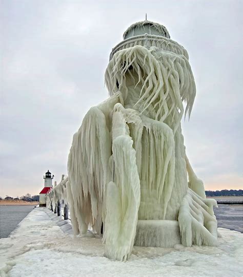 Le phare St Joseph sur le Lac Michigan : un phare gelé | Lac michigan, Éclairage de maison, Phare