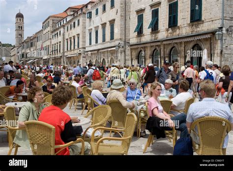 Dubrovnik: Stradun cafe culture Stock Photo - Alamy