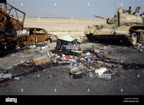 The aftermath of the 1991 Gulf War in Kuwait : the death highway, Mutla ridge Stock Photo - Alamy