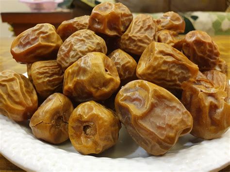 Yellow Organic Sukkari Dates, Packaging Size: 15kg, Rs 400 /kg | ID: 23362431433