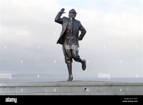 Eric Morecambe statue at Morecambe Lancashire Stock Photo - Alamy