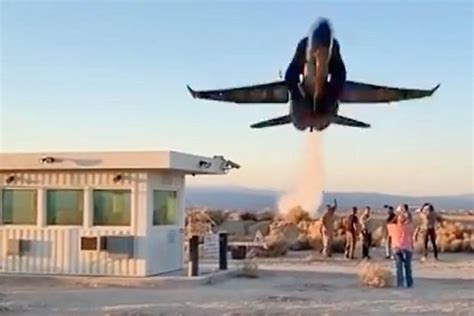 Watch an F/A-18 Super Hornet Pull Off an Insanely-Low Flyby for 'Top ...