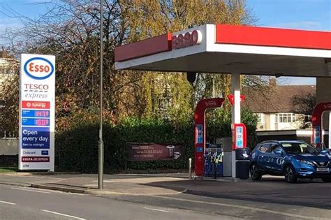 Tesco petrol station issues a message to all drivers filling up | Football-Addict