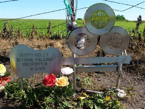 the memorial at the crash site where buddy, ritchie valens and the big ...