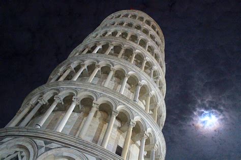 Leaning Tower of Pisa at Night (PHOTOS)