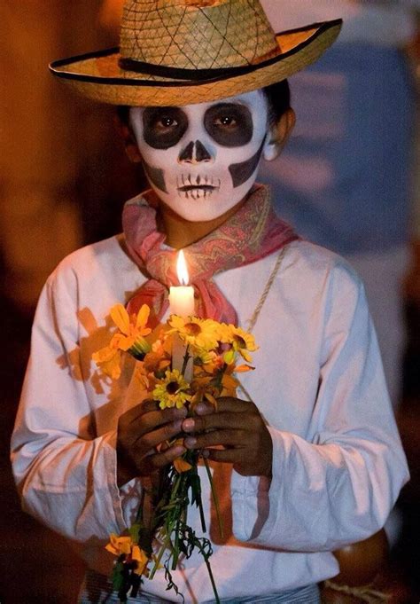 Niño con disfraz de día de muertos, Mexico. | Maquillaje halloween niños calavera, Disfraz dia ...