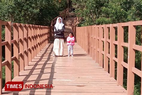 Bersantai di Jembatan Kayu Paltuding Sebelum Mendaki Kawah Ijen - TIMES Indonesia