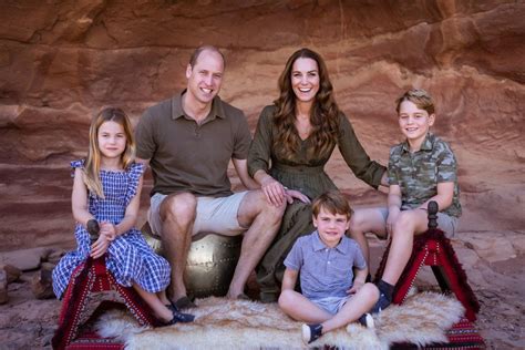 Prince William and Kate's Christmas card shows family in Jordan - BBC News