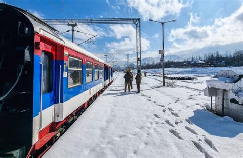 Tourists throng Kashmir, to enjoy snow and sunshine | Tourists throng ...