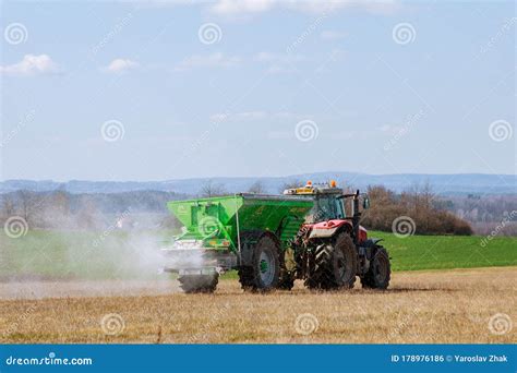 Skutc, Czech Republic - March 23 2020: Tractor Spreading Fertilizer on Grass Field. Agricultural ...