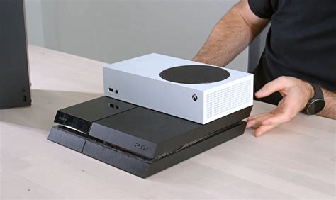 How big is Xbox Series S and X compared to PlayStation 4? - - Gamereactor