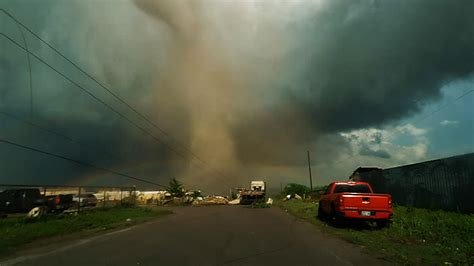 Deadly Oklahoma tornado seen up close