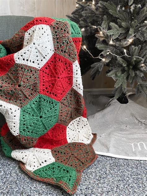 8 Festive Free Christmas Crochet Blanket Patterns - Easy Crochet Patterns