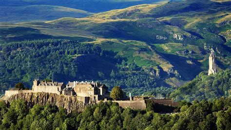 Stirling Castle & The Wallace Monument, Scotland [3008x1692] : r/wallpapers