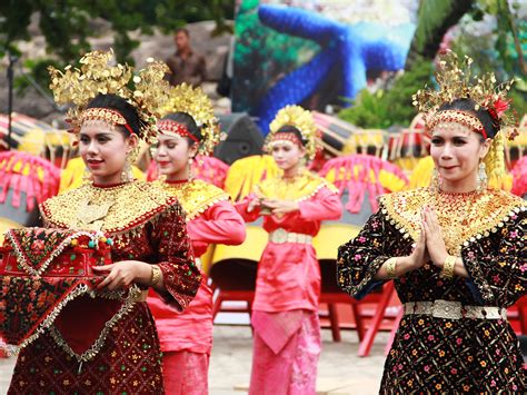 Sambutan Selamat Datang dalam Tari Sekapur Sirih - Indonesia Kaya