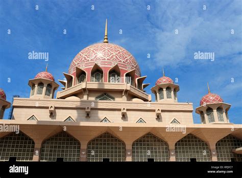 Masjid Putra or Putra Mosque in Putrajaya Malaysia Stock Photo - Alamy