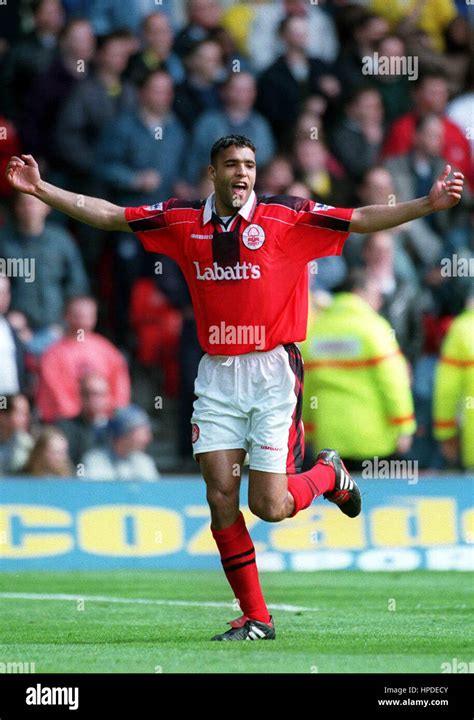 PIERRE VAN HOOIJDONK NOTTINGHAM FOREST V LEEDS UTD 19 April 1997 Stock Photo - Alamy