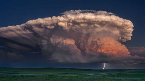 Supercell thunderstorm near Newcastle, Wyoming [1900x1069] | Supercell thunderstorm, Lightning ...