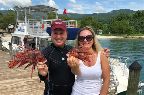 Lionfish Hunting to Save the Reefs - Lionfish Divers