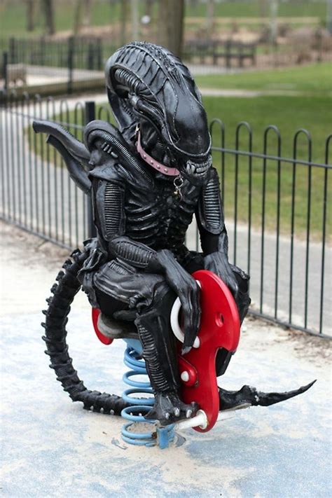 Because Even Xenomorphs Need to Have Fun Sometimes... [Picture] | Funny halloween pictures ...