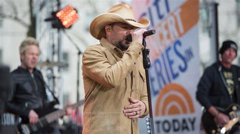 Watch Jason Aldean perform ‘Rearview Town’ on the TODAY plaza - TODAY.com