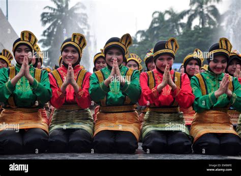 Jakarta, Indonesia. 19th April, 2015. 1700 Ratoh Jaroe Saman dancers Stock Photo, Royalty Free ...