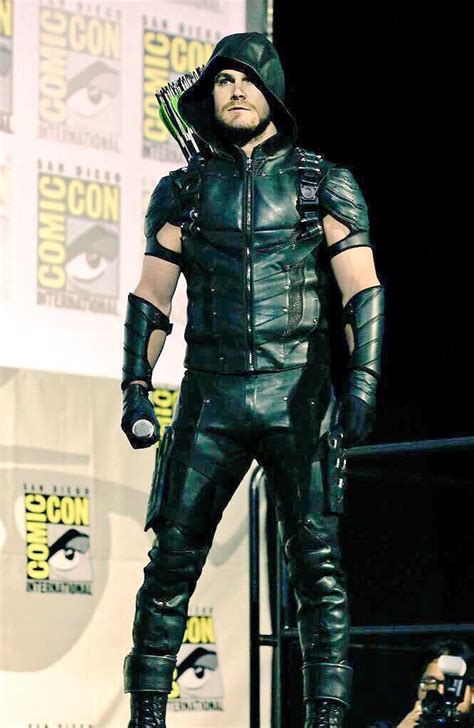 Stephen Amell in his new Green Arrow costume at SDCC | Stephen amell, Green arrow costume ...