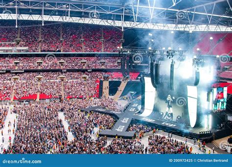 Taylor Swift Performs in Concert at Wembley Stadium Editorial Image - Image of party, rock ...