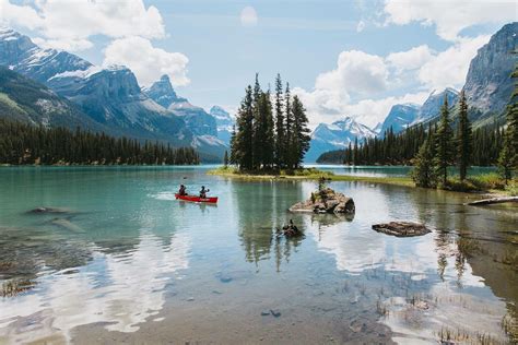 Spirit Island, Maligne Lake, Alberta 🇨🇦 | Maligne lake, Amazing destinations, Lake