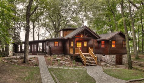 Houzz Tour: Renovation Preserves Memories in a Rustic Lake Cabin