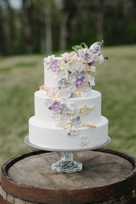 6 BEAUTIFULLY CURATED CAKES FROM WISCONSIN WEDDING BAKERIES | Wisconsin Wedding Vendor