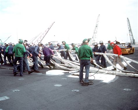 Flight deck crew members on the nuclear-powered aircraft carrier USS ABRAHAM LINCOLN (CVN-72 ...