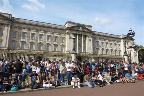 Buckingham Palace tourists_0381_080516 – Amy Laughinghouse Hits the Road