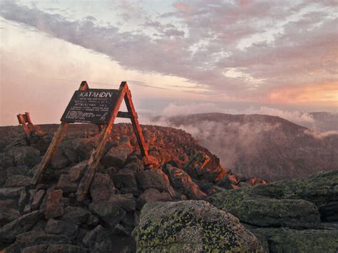 The summit sign on Maine's Mount Katahdin seen at sunrise. – Stockphoto